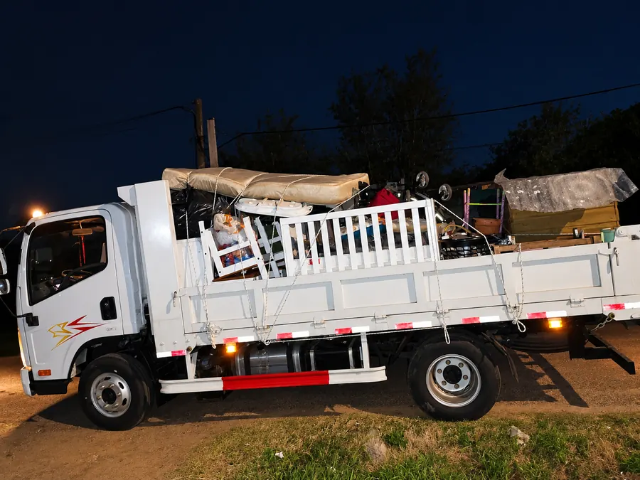 Camión cargado con muebles de una mudanza, de noche