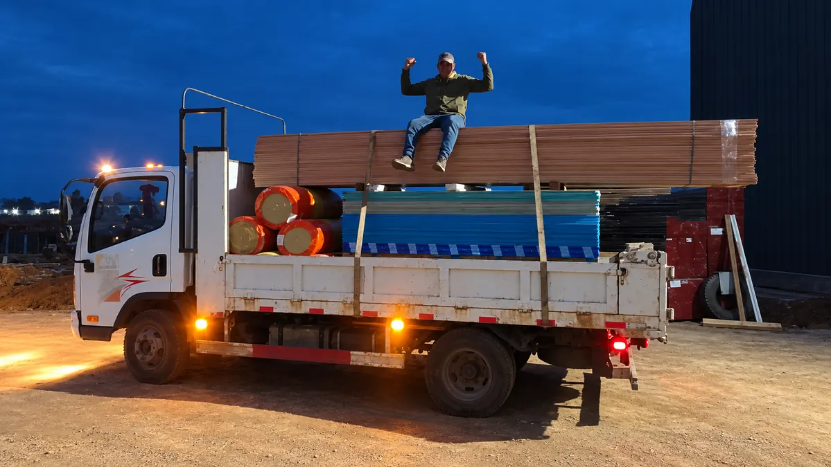 Camión cargado con chapas y tablas para una obra
