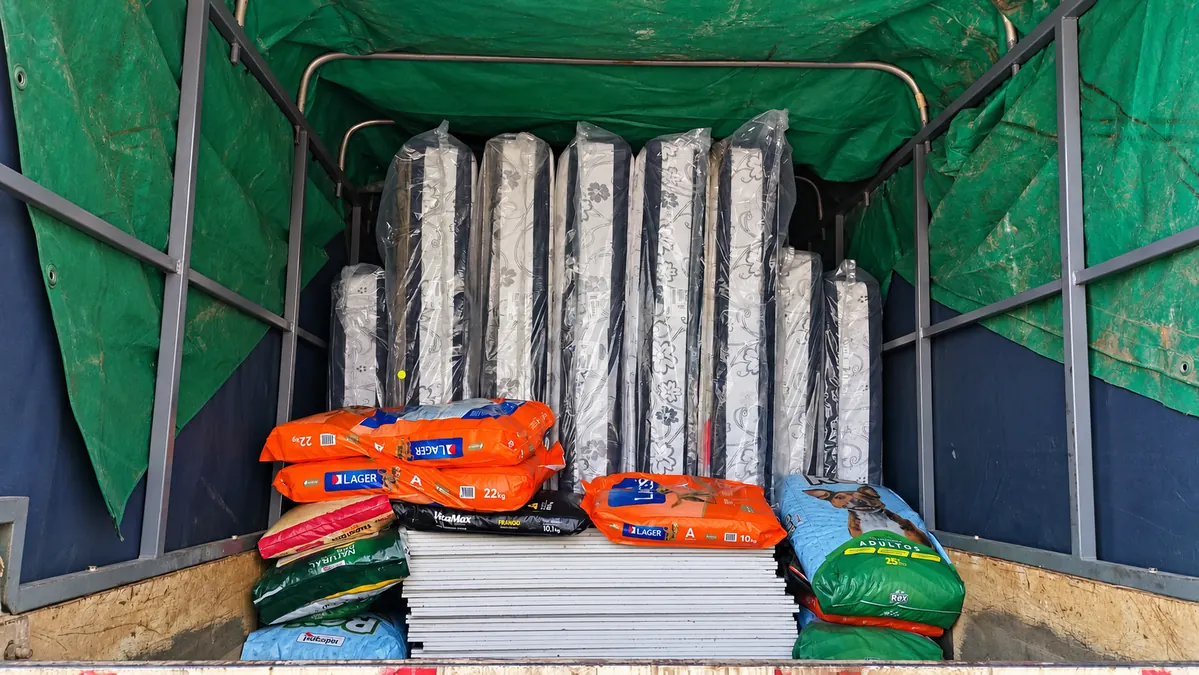 Colchones y bolsas cargados en la caja del camión