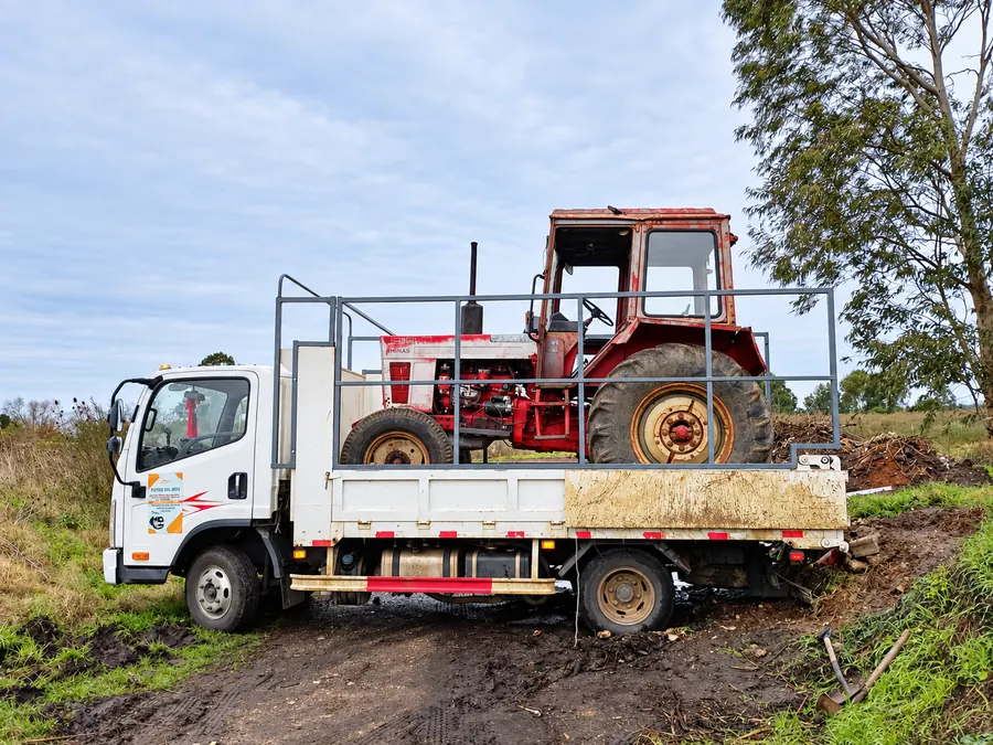 Tractor cargado sobre el camión para su traslado
