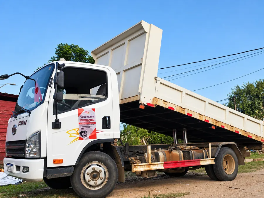 Camión volcadora con la caja levantada