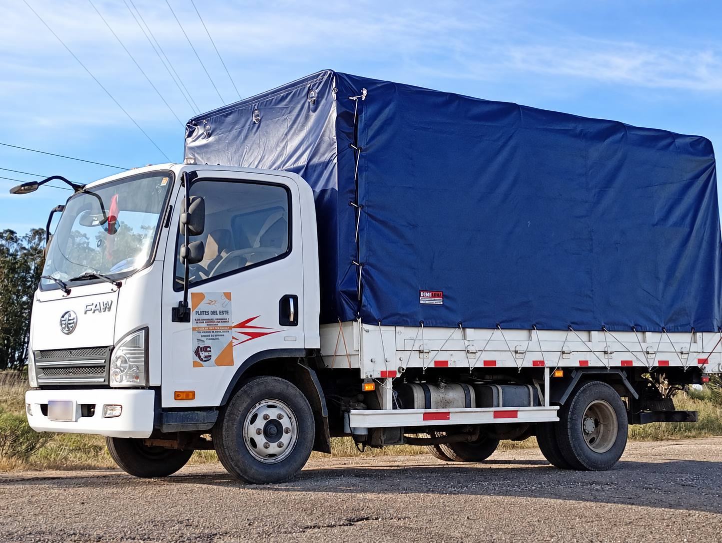 Camión de Fletes del Este con caja y lona azul
